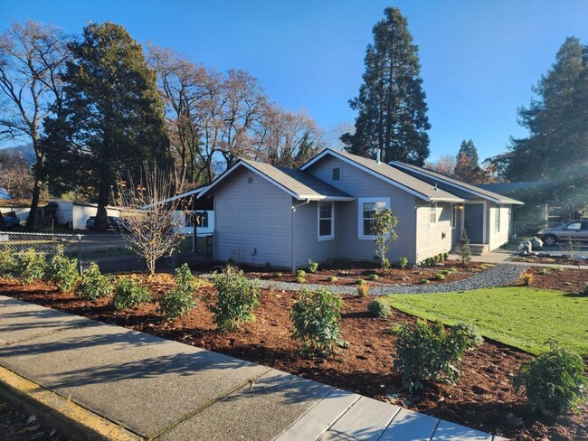 453 E Park St in Grants Pass, OR - Foto de edificio - Building Photo