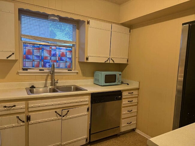 504 W Byrd Blvd in Universal City, TX - Building Photo - Building Photo
