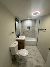 2933 W Lexington St, Unit One: Spacious 2-Bedr in Chicago, IL - Building Photo - Building Photo