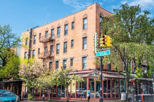 32-20 Broadway in Astoria, NY - Foto de edificio - Building Photo