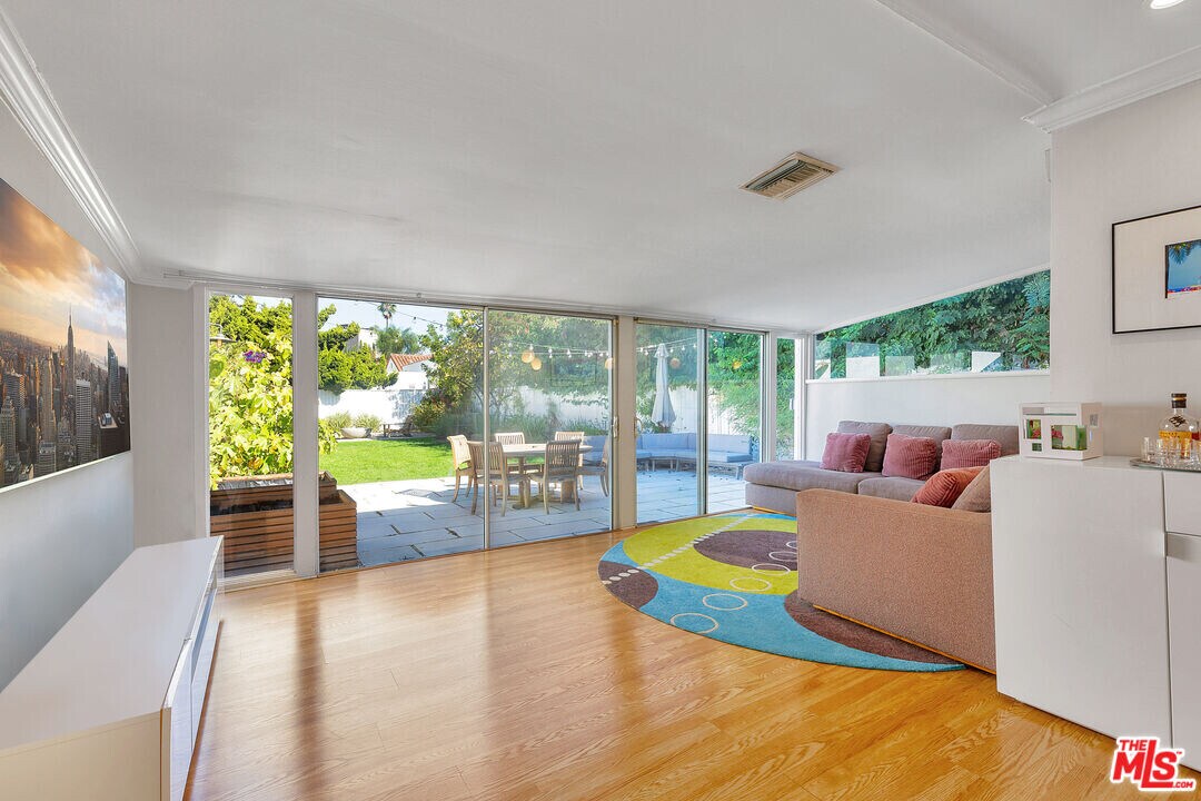 6283 Commodore Sloat Dr in Los Angeles, CA - Building Photo