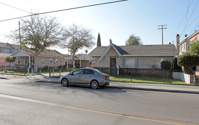 5028-5036 Clara St in Bell, CA - Foto de edificio - Building Photo