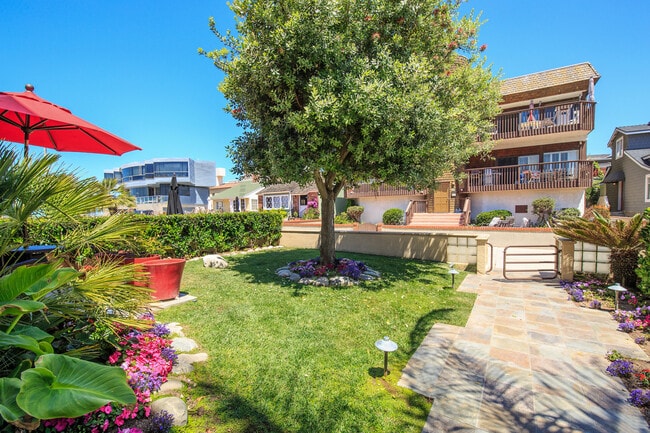 34 4th St in Hermosa Beach, CA - Foto de edificio - Building Photo