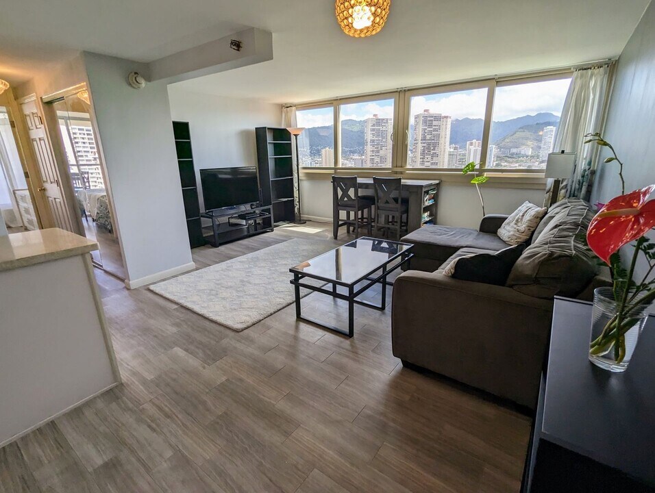 445 Seaside Ave in Honolulu, HI - Building Photo