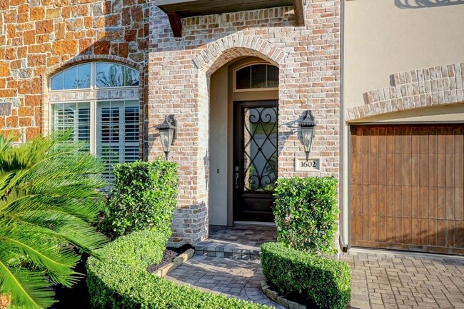 property at 1602 E Rose Terrace Ln