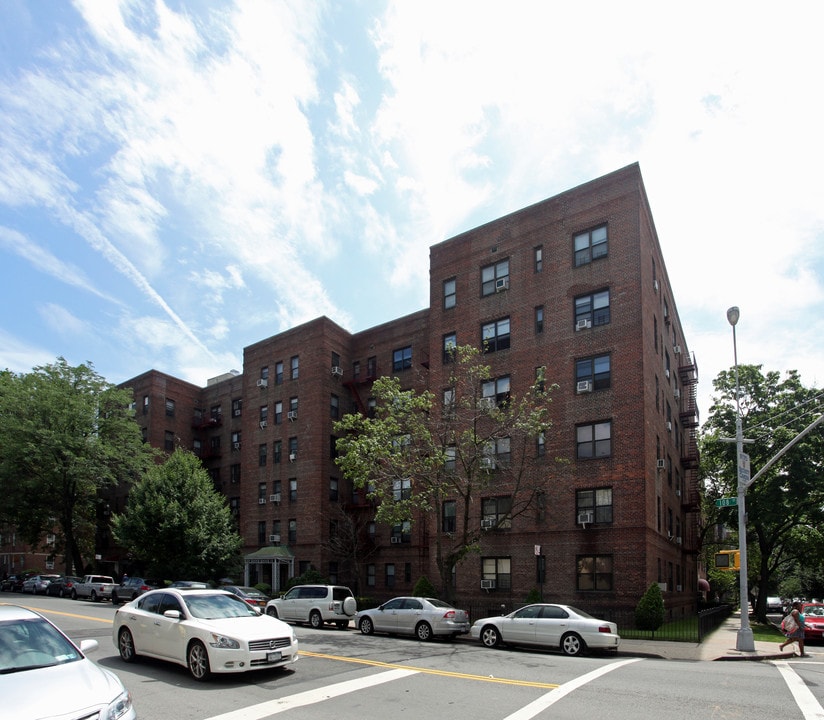 66-20 108th St in Forest Hills, NY - Building Photo