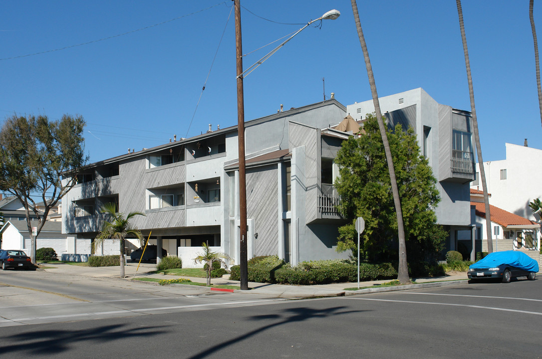 201 11th St in Seal Beach, CA - Building Photo