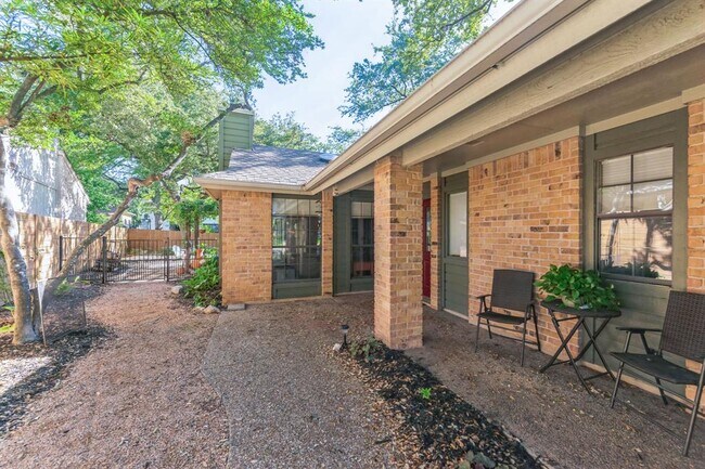 5704 Sam Houston Cir in Austin, TX - Building Photo - Building Photo