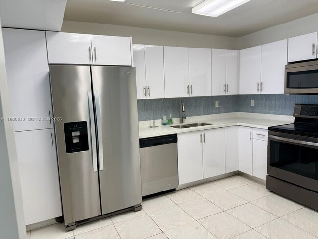 20850 San Simeon Way in Miami, FL - Foto de edificio - Building Photo