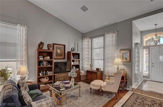 2104 Waterbury Ln in Las Vegas, NV - Foto de edificio - Building Photo