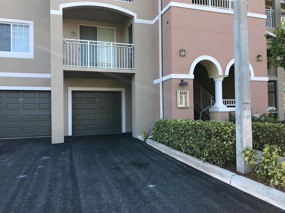6565 Emerald Dunes Dr in West Palm Beach, FL - Building Photo