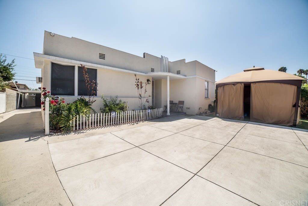 11300 Emelita St in North Hollywood, CA - Building Photo