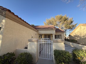 9028 Starmount Dr in Las Vegas, NV - Building Photo - Building Photo