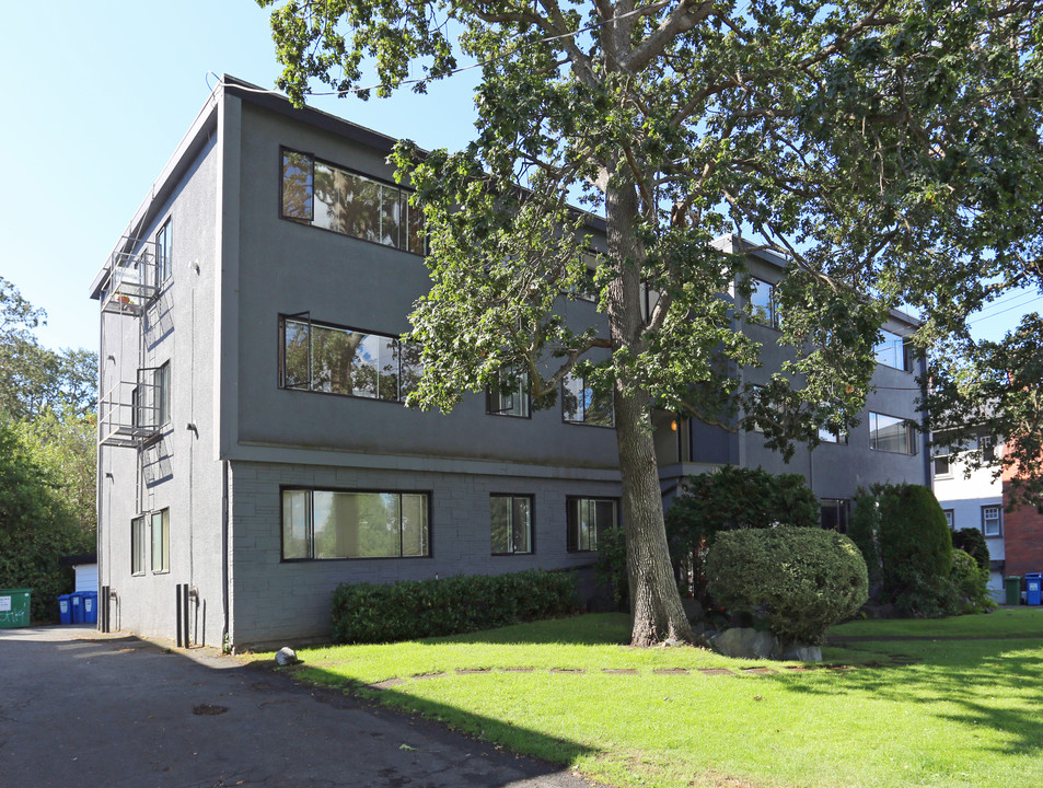 1401 Fort St in Victoria, BC - Building Photo