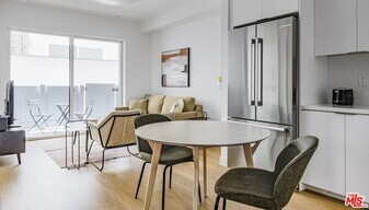 1130 N Orange Dr in Los Angeles, CA - Building Photo