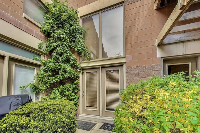 1100 W Cornelia Ave in Chicago, IL - Building Photo - Building Photo