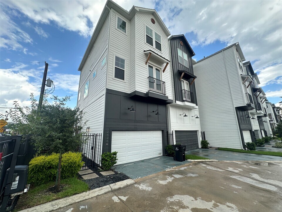2828 Versailles Oak Ln in Houston, TX - Building Photo