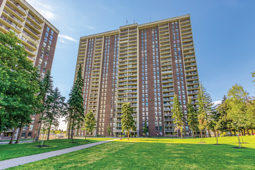 Knightsbridge Kings Cross Apartments in Brampton, ON - Building Photo