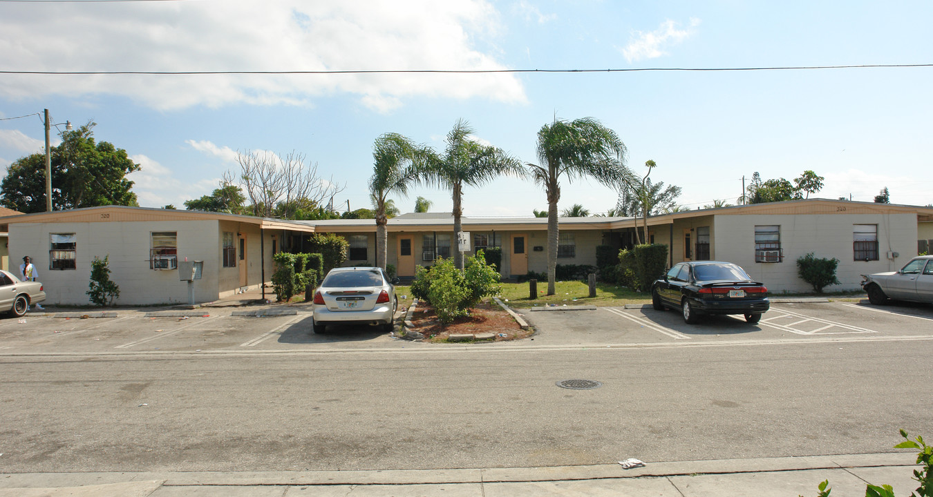 320 NE 13th Ave in Boynton Beach, FL - Building Photo