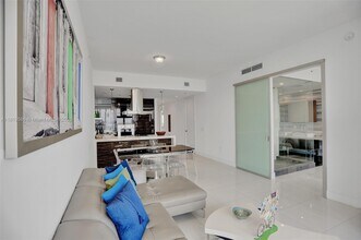 1100 Biscayne Blvd, Unit 3002 in Miami, FL - Building Photo - Building Photo
