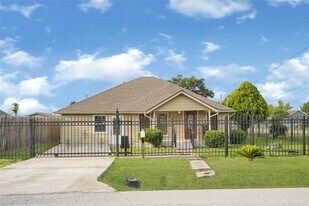 8004 Mendez St in Houston, TX - Building Photo