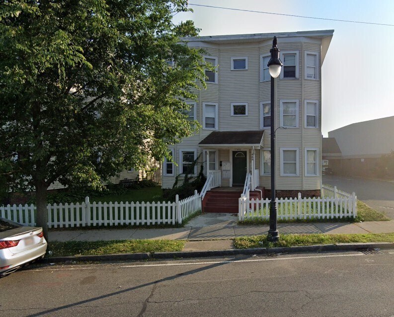 448 Dickinson St in Springfield, MA - Building Photo