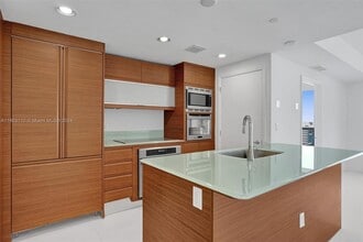 5875 Collins Ave, Unit 1803 in Miami, FL - Building Photo - Building Photo