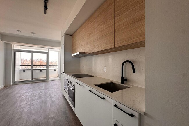 1555 Queen St E in Toronto, ON - Building Photo - Building Photo