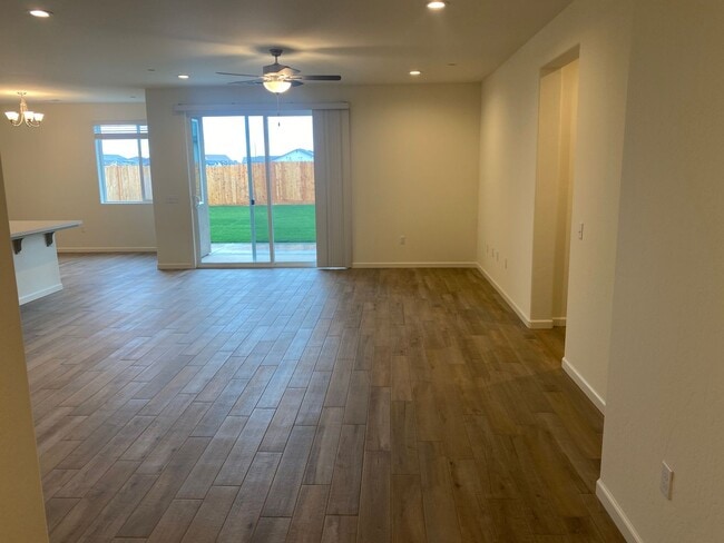 3525 Lennox Street in Tulare, CA - Building Photo - Building Photo