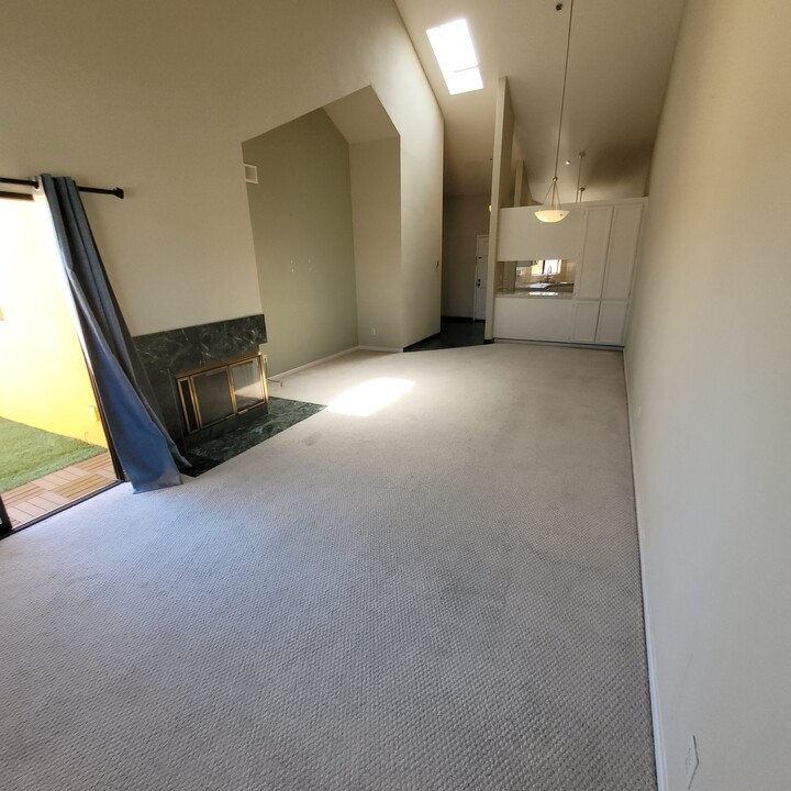 939 Laurel St, Unit 208 in San Carlos, CA - Building Photo