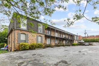 Donegal Place in Birmingham, AL - Building Photo - Building Photo