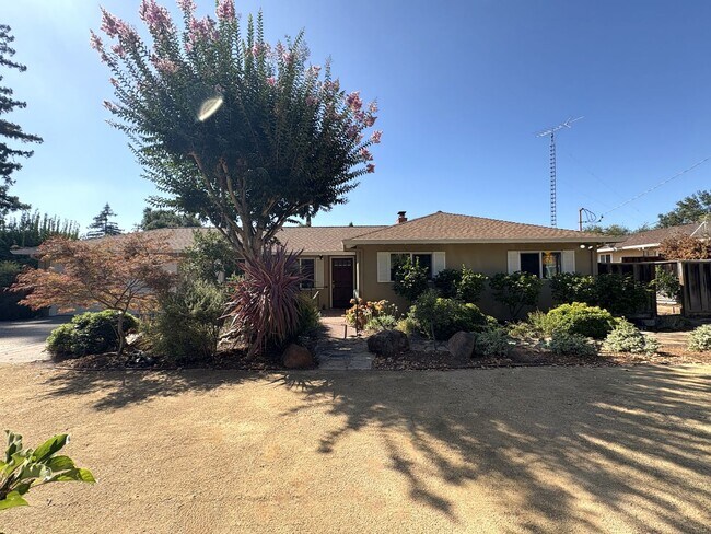 654 Cuesta Dr in Los Altos, CA - Building Photo - Building Photo