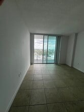 1031 NW 19th Ct, Unit B2 in Miami, FL - Foto de edificio - Building Photo