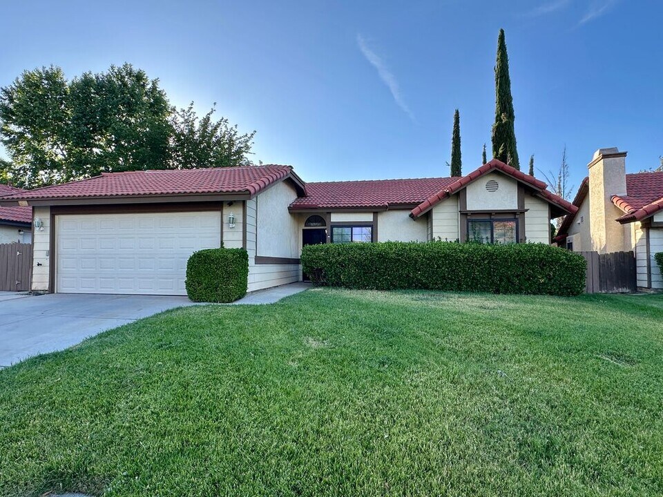 2815 College Park Dr W in Lancaster, CA - Building Photo
