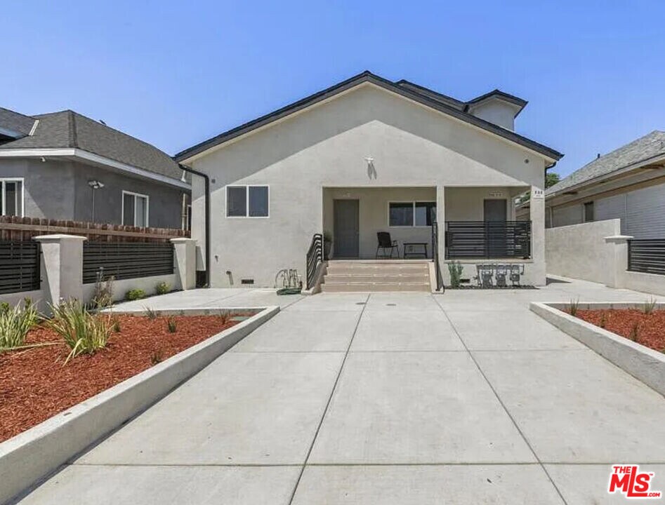 731 E 33rd St in Los Angeles, CA - Building Photo