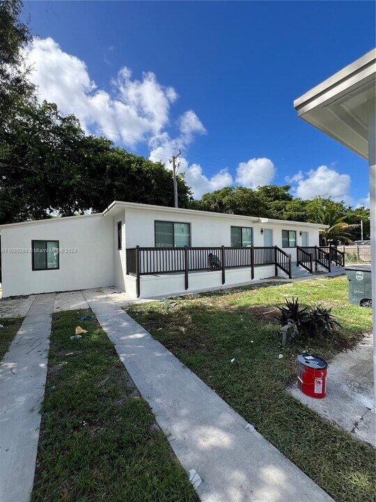 12400 NE 11th Ct-Unit -4 in North Miami, FL - Building Photo