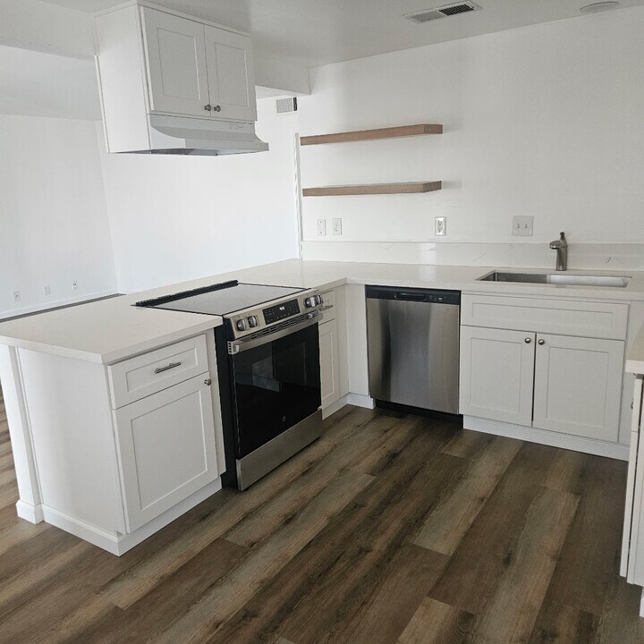 5916 Stockdale Hwy in Bakersfield, CA - Building Photo