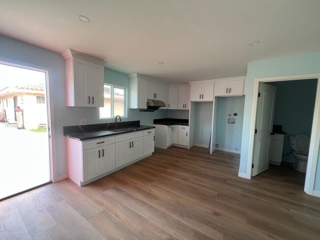 1690 E Plymouth St in Long Beach, CA - Building Photo - Building Photo