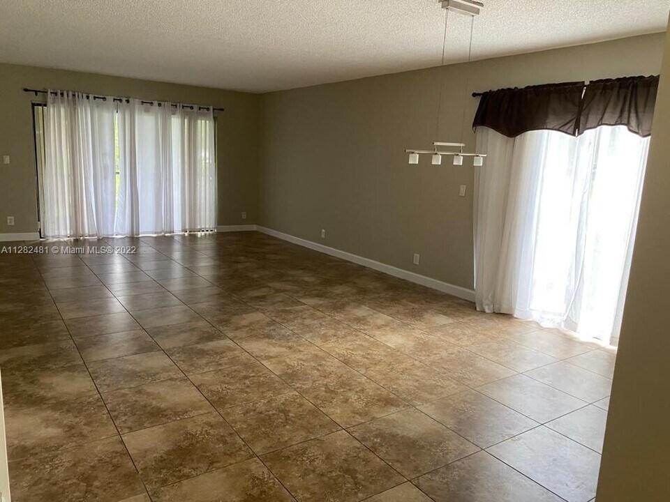 193 Lakeview Dr-Unit -106 in Weston, FL - Building Photo