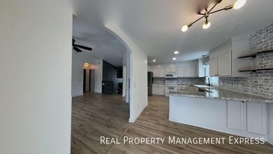 Spacious 4BR, 2BA Gem with Fireplace and O in Sioux Falls, SD - Building Photo - Building Photo