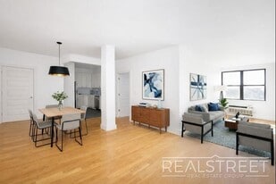 LUXURY 2 BED LOFT in Queens! in Queens, NY - Building Photo