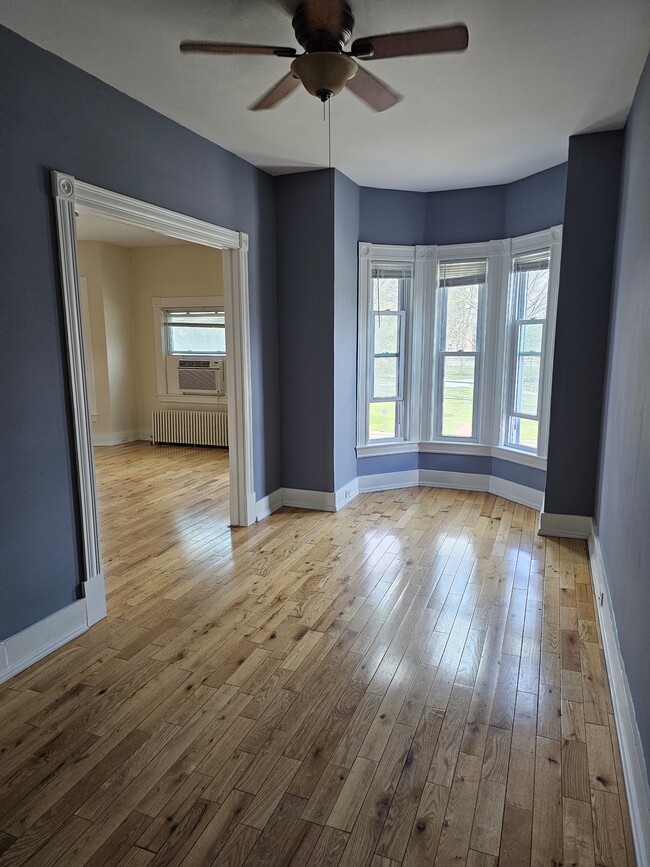 16 W Pulteney Sq, Unit 201 in Bath, NY - Foto de edificio - Building Photo