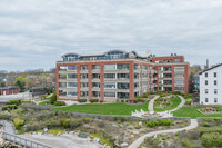 Stone Harbor Condominiums in Bristol, RI - Foto de edificio - Building Photo