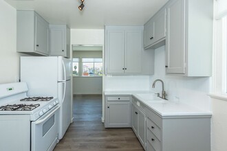 2078 Garnet Ave in San Diego, CA - Building Photo - Building Photo