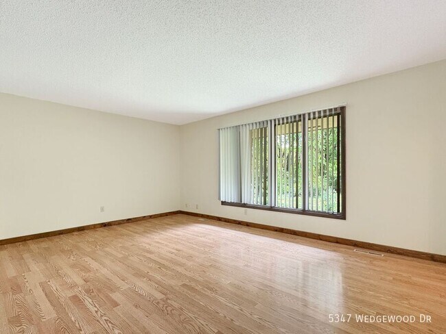 5347 Wedgewood Dr in Shorewood, MN - Foto de edificio - Building Photo