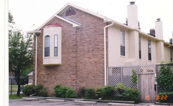 Gilbert Oaks in Dallas, TX - Foto de edificio