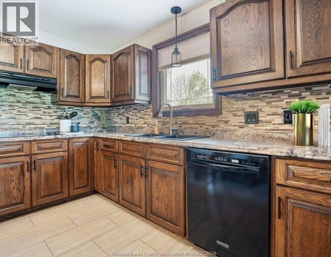 1115 Morton Dr in Windsor, ON - Building Photo - Building Photo