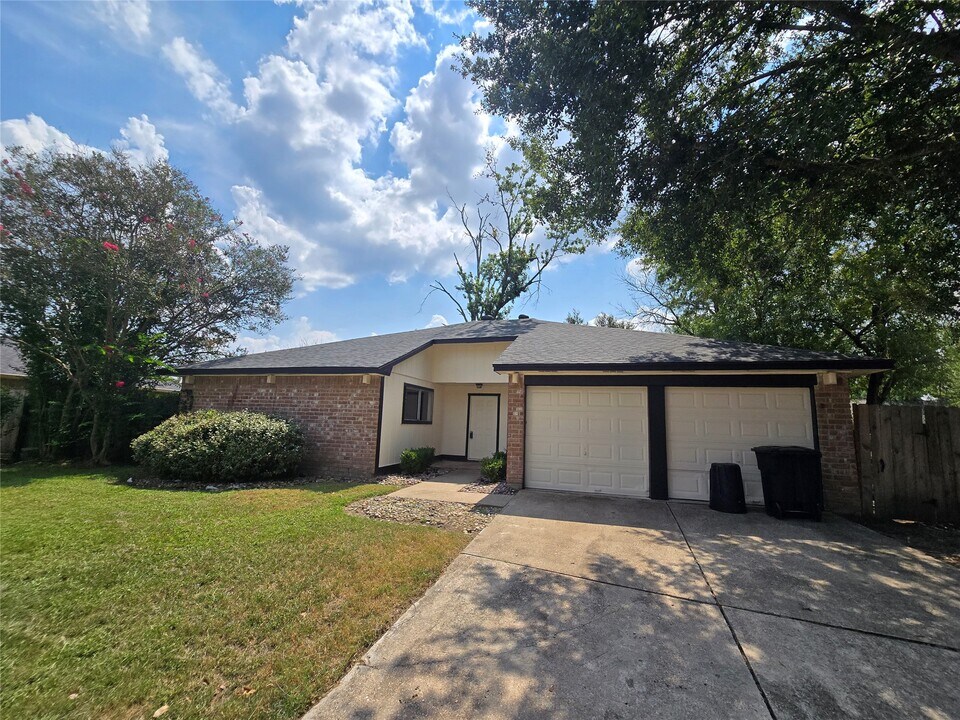 16331 Dew Drop Ln in Houston, TX - Building Photo