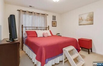 28 Cliff Dr in Englewood, NJ - Building Photo - Building Photo