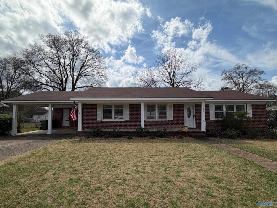 900 Barclift St NW in Hartselle, AL - Building Photo